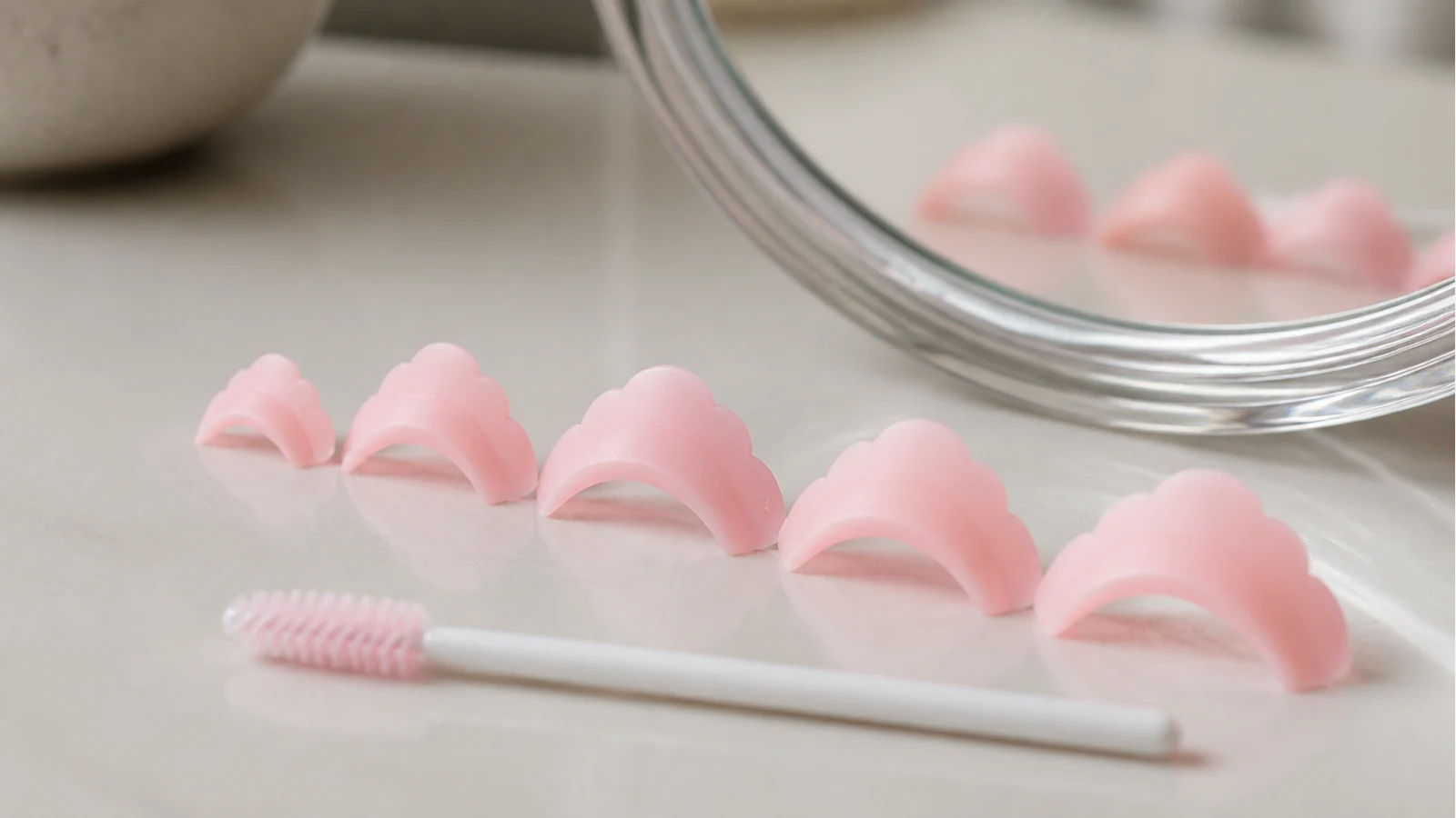 Different silicone lash lift pad sizes arranged for straight downward lashes